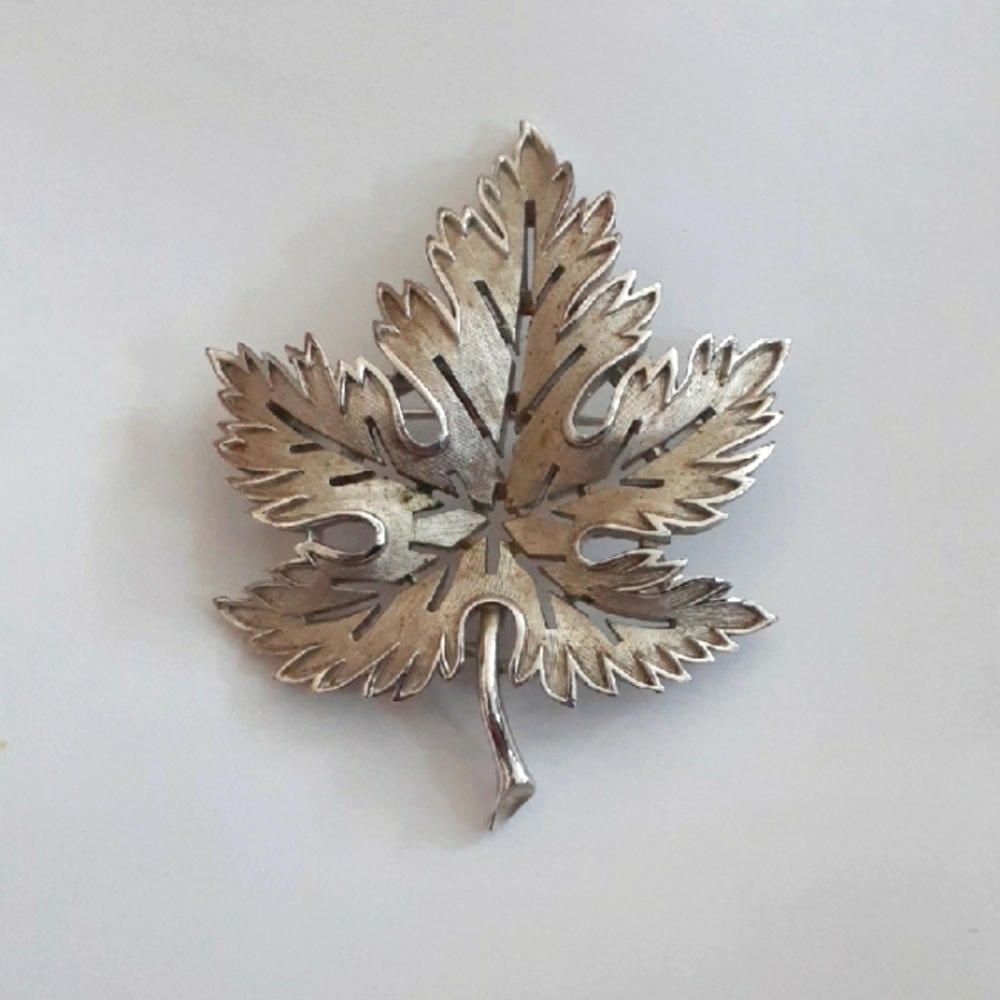 Vtg Crown Trifari Silver Tone Maple Leaf Brooch